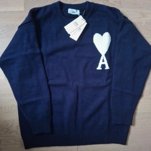 Mörkblå stickad tröja från Ami - Mörblå Ami Paris tröja i storleken S. Den är helt ny och mycket fint skick. Perfekt nu inför kallare dagar. Meddela gärna vid intresse, priset går att diskutera.