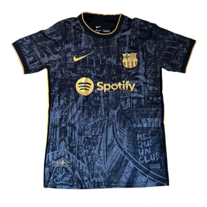 FC Barcelona Nike x Spotify matchtröja - Snygg FC Barcelona matchtröja från Nike med Spotify-logga på bröstet. Tröjan är mörkblå med guldiga detaljer och klubbmärke, samt unikt grafiskt mönster inspirerat av Barcelonas stad. Tillverkad i lätt och ventilerande funktionsmaterial.