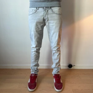 Dondup Jeans - Det här är ett par jeans från Dondup i färgen ljus grått. Dom är i storleken 32. Skicket är riktigt bra, det syns inte att dom är använda men man kan känna att har varit använda X antal gånger. Kom gärna in om du har några frågor eller funderingar, pris är ej hugget i sten!