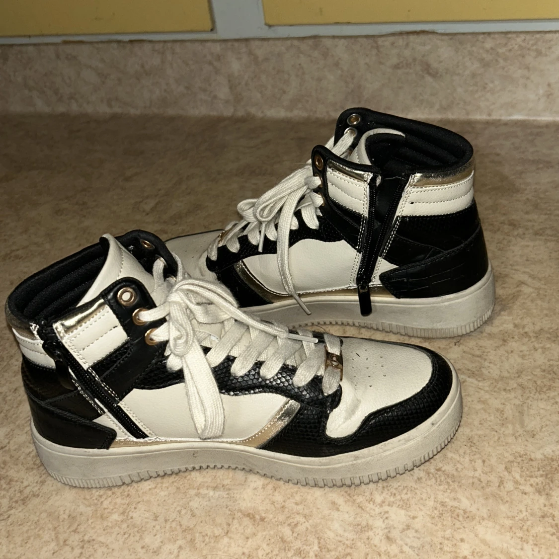 Svarta och vita high top sneakers - 2