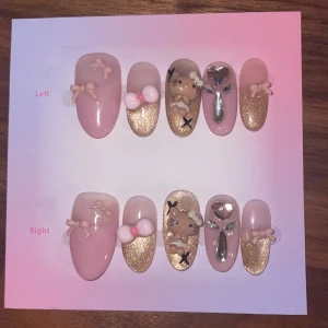 S - Press-on naglar med rosetter och Hello Kitty - Säljer ett set press-on naglar i rosa och guld med 3D-dekorationer som rosetter, hjärtan, och en söt Hello Kitty-figur. Naglarna har både glittriga och blanka ytor och är dekorerade med pärlor och stenar för extra bling.