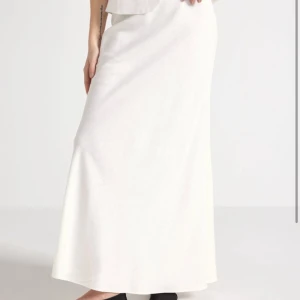 Vit maxikjol i linne - Superfin maxikjol i linnematerial!🤍 Aldrig använd. Nypris 399kr