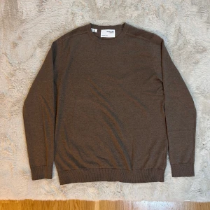 Sweatshirt från Selected Homme - Tja! Säljer en as snygg brun sweatshirt från selected homme | skick 10/10 aldrig använd ! Taggar finns kvar | Han på bilden är 188cm | mitt pris 429kr | Hör av dig vid några funderingar eller frågor 