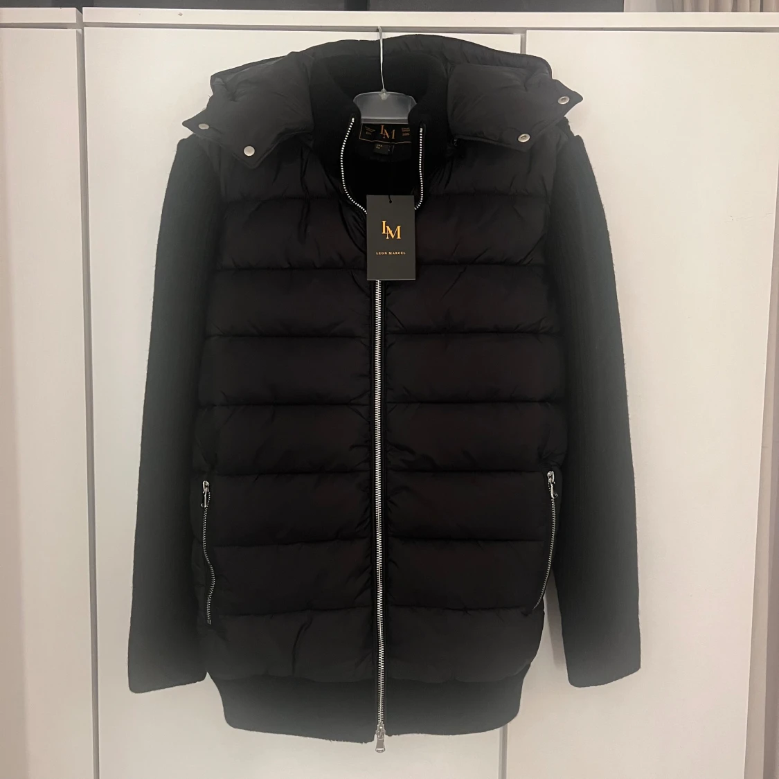 Svart pufferjacka från Leon Marcel