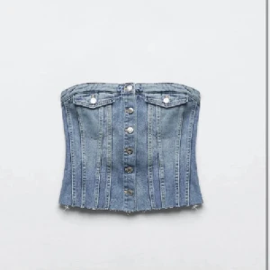 Jeans korsett-topp med knappar - Säljer en snygg jeans korsett-topp med knappar framtill. Använd fåtal gånger då den är lite liten! Skriv vid frågor