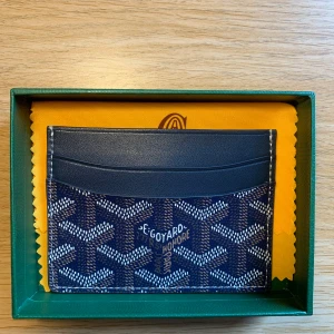 Blå Go4yrd korthållare  - Snygg marinblå korthållare i skinn. Perfekt för dig som vill ha en stilren och lyxig accessoar till dina kort. Pris kan diskuteras.