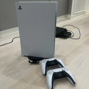 PlayStation 5 - digital edition - Säljer en PlayStation 5 i mycket fint skick, komplett med två DualSense-kontroller och alla nödvändiga kablar. Konsolen är ren och välvårdad, inga synliga repor eller skador. Skriv för mer info. Priset kan diskuteras