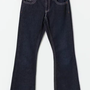 Mörkblå bootcut jeans med kontrastsömmar - Mörkblåa jeans med lagom mycket bootcut, de är vita sömmar runt hela jeansen. Jag kunde inte få en bra bild på dem så de blev en bild från hemsidan men i verkligheten är den lite blåare än på bilden.💕