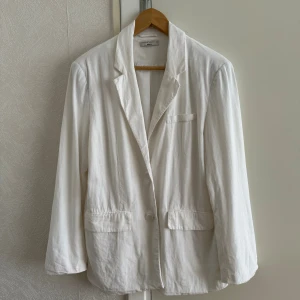 Vit kavaj i linne - Från Gina. Perfekt till kontoret eller svalare väder. 