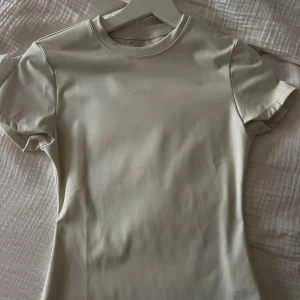 Beige kortärmad tröja från AYBL - Säljer en beige träningströja från AYBL i storlek XS. Aldrig använd. 