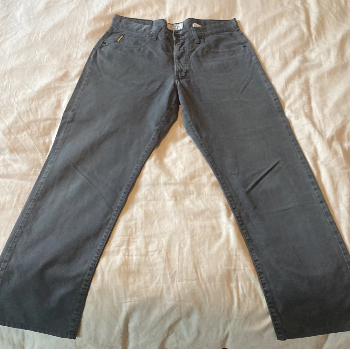 Gråa byxor från Armani Jeans - 1