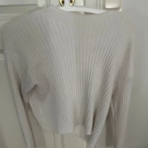 Stickad tröja  - Säljer denna stickade tröja från Zara. I storlek 152 (barnstorlek) men skulle säga att det motsvarar S och XS. Mycket fint skick. Vid intresse är det bara att höra av sig ❤️