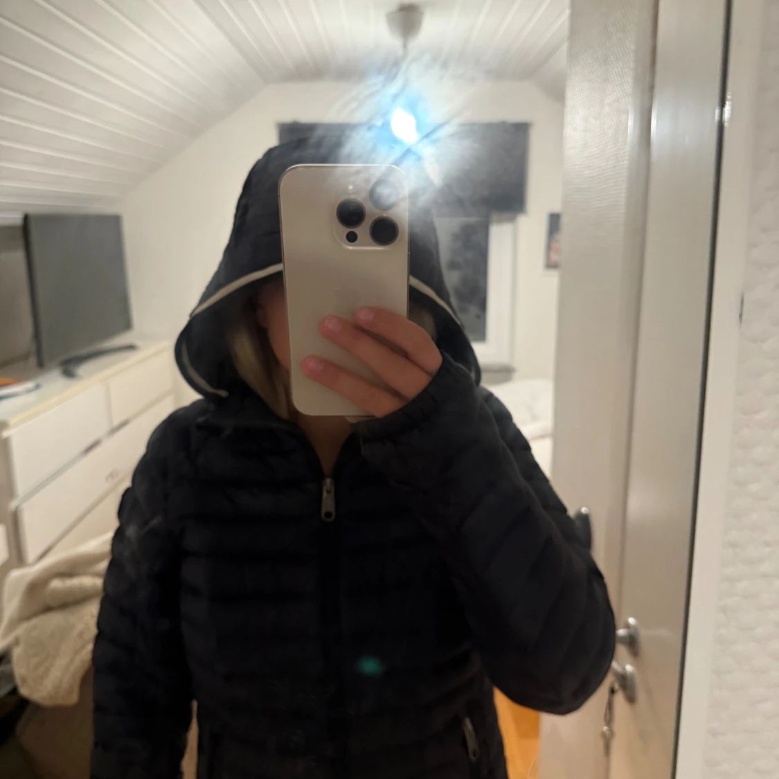 Svart pufferjacka med huva