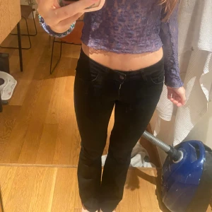 Svarta  bootcut jeans - Svarta jeans från Nelly. Midjemåttet är 30cm och innerbenslängden är cirka 80cm💖väldigt nya 