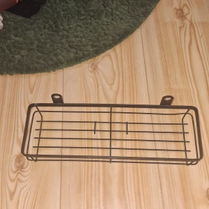 Inredning  - En liten förvaringskorg , kan hängas upp.