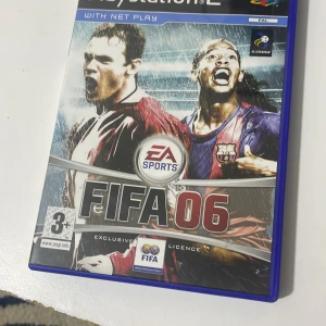 FIFA 06 (PlayStation 2) - FIFA 06 till PlayStation 2 med originalfodral, manual och spelguide. Skivan har synliga repor men ser komplett ut. Ett klassiskt fotbollsspel med autentiska lag, spelare och managerläge. Perfekt för samlare eller retrospelare.