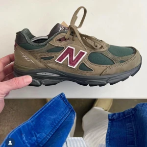 New Balance 990v3 Aimé leon dore  - Säljer ett par New Balance 990v3 x Aimé leon dore. Teddy Santis 'Green Purple'. Teddy santis Designern för Aimé Leon Dore skapade dessa. de är köpta på flightclub med kvitto. kostade över 350 dollar. kommer med extra skosnören. knappt använda och är princip i nyskick. kvitto finns. Finns i storvreta norr om uppsala men kan även skickas. storleken är 43 låda o tillbehör medföljer