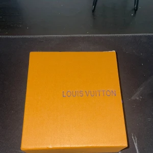 Bälte från Lou1s vuitt0n  - Brunt monogram bälte från lou1s vuitt0n met svart metall loga.