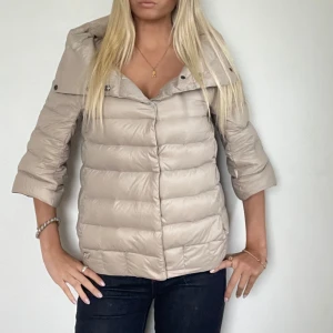 Beige Herno liknade jacka  - FÖLJ FÖR LIKNANDE 🩷🍁 Beige Herno liknande jacka med krage och trekvartsärm. Perfekt i höst och vinter då den är i dun! Står ingen storlek men skulle uppskatta att det är en S/M! Den sista knappen är lite trög men något som lätt kan fixas. TK-0053