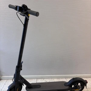 Elscooter Xiaomi Mi Electric Scooter - Hej! Säljer min Xiaomi elscooter som är i riktigt fint skick. Du får med dig oanvänt tillbehör som man fick när man köpte den och laddaren kommer självklart med! (Öppen för bud)
