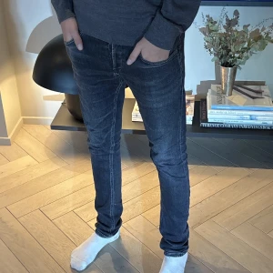 Svarta skinny jeans från dondup  - Snygga svarta skinny fit jeans från Dondup i klassisk femficksmodell. Jeansen har en mörk tvätt och smal passform som sitter tajt längs benen. Perfekta för dig som gillar en stilren och modern look. Materialet är stretchigt för extra komfort.Va inte rädd att höra av dig!😎Är även öppen för byten!!
