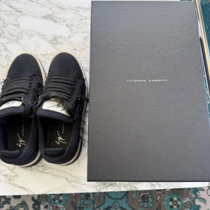 Svarta sneakers från Giuseppe Zanotti - Säljer ett par giuseppe zanotti skor. perfekt för höst och vinter tid. perfekt för resell då dem är sprillans nya. säljer på grund av för liten storlek samt behöver pengar. nypris 6000, storlek 39/40.