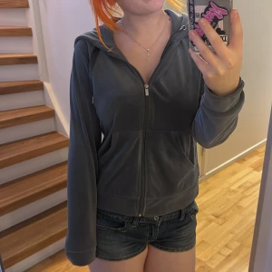 Mörkgrå fleecehoodie från Gina Tricot - Mysig mörkgrå hoodie från Gina Tricot i fleece med dragkedja framtill, huva med snörning och två stora fickor. 