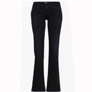 Ltb jeans - Low boot jeans från ltb, köptes i längd 32 så de är för korta på mig som är 172. De passar för dem som är uder 168 ungefär om man vill ha dem lite längre. 🤍 knappt använda då de var köpta för små.