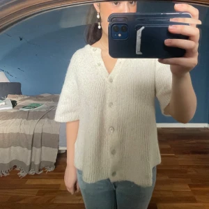 Kortärmad stickad kofta - Säljer denna kofta som är i jättefint skick💕