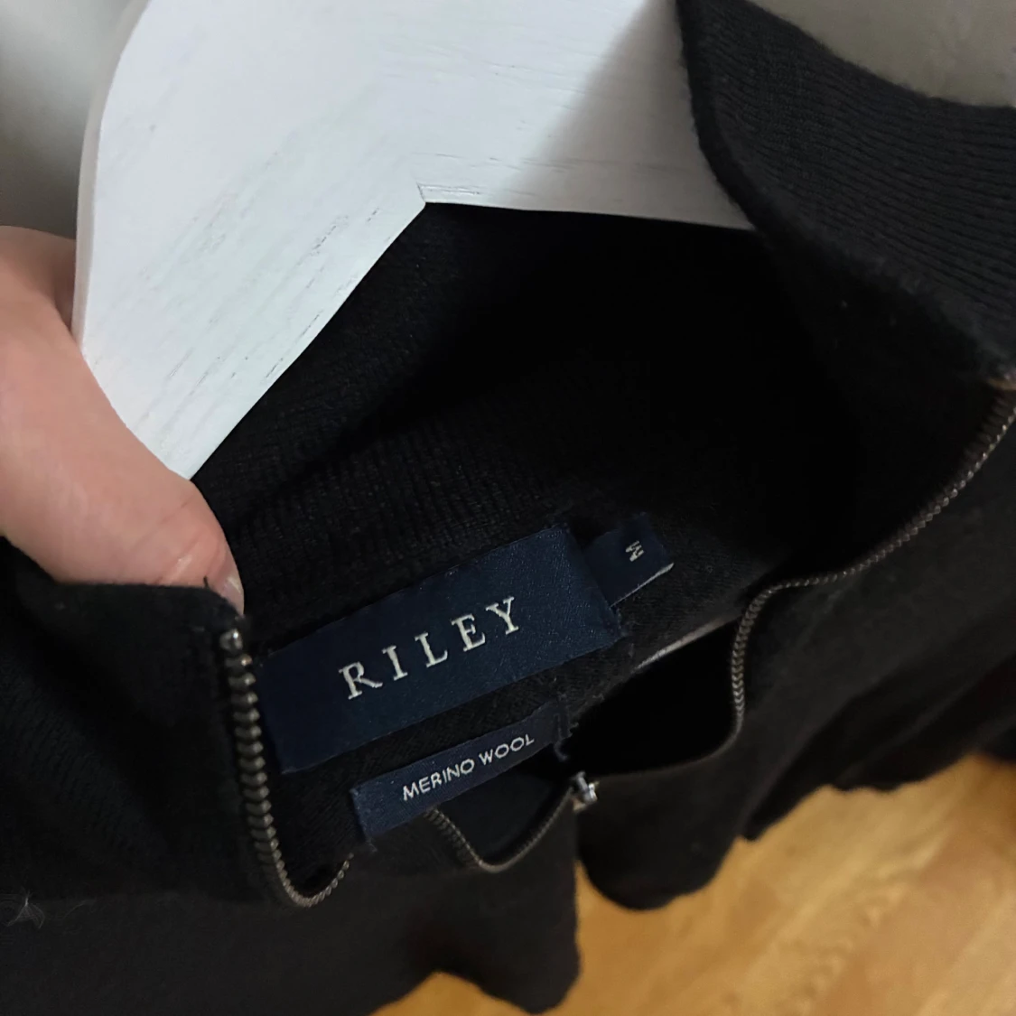 Svart merinoullströja från Riley half zip - 2