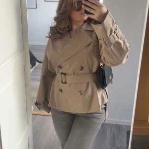 Trenchcoat  - Säljer denna jättefina trenchcoat då den inte kommer till användning, passar mig som har m/l i jackor💕