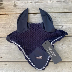 Marinblå huva från Equestrian Stockholm - Snygg marinblå huva!💙ny aldrig använd prislapp kvar! Storlek ponny.😊