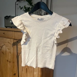 Vit topp  - Vit topp med volang storleken är M men är som en Xs