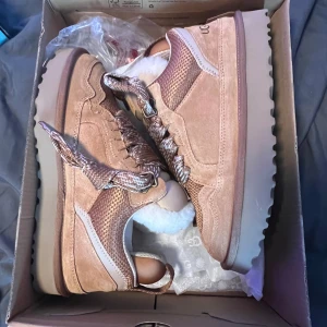 UGG sneakers i beige mocka och mesh - Hjälper min syster att sälja hennes UGG skor då hon inte tyckte om dem. Storlek 38, passar även 37,5. Helt nya, aldrig använda Allt är med – originalkartong och lappar