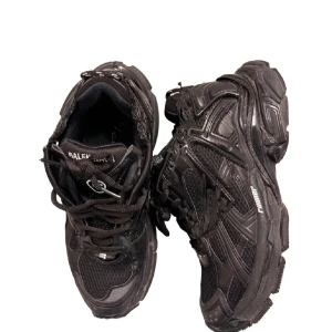Balenciaga Runner - Svarta Balenciaga Track runners i storlek 42 men passar 43 också. Kvitto finns. Finns  skador på hälen och sidorna men är ett riktigt kap för ett par äkta Balencis
