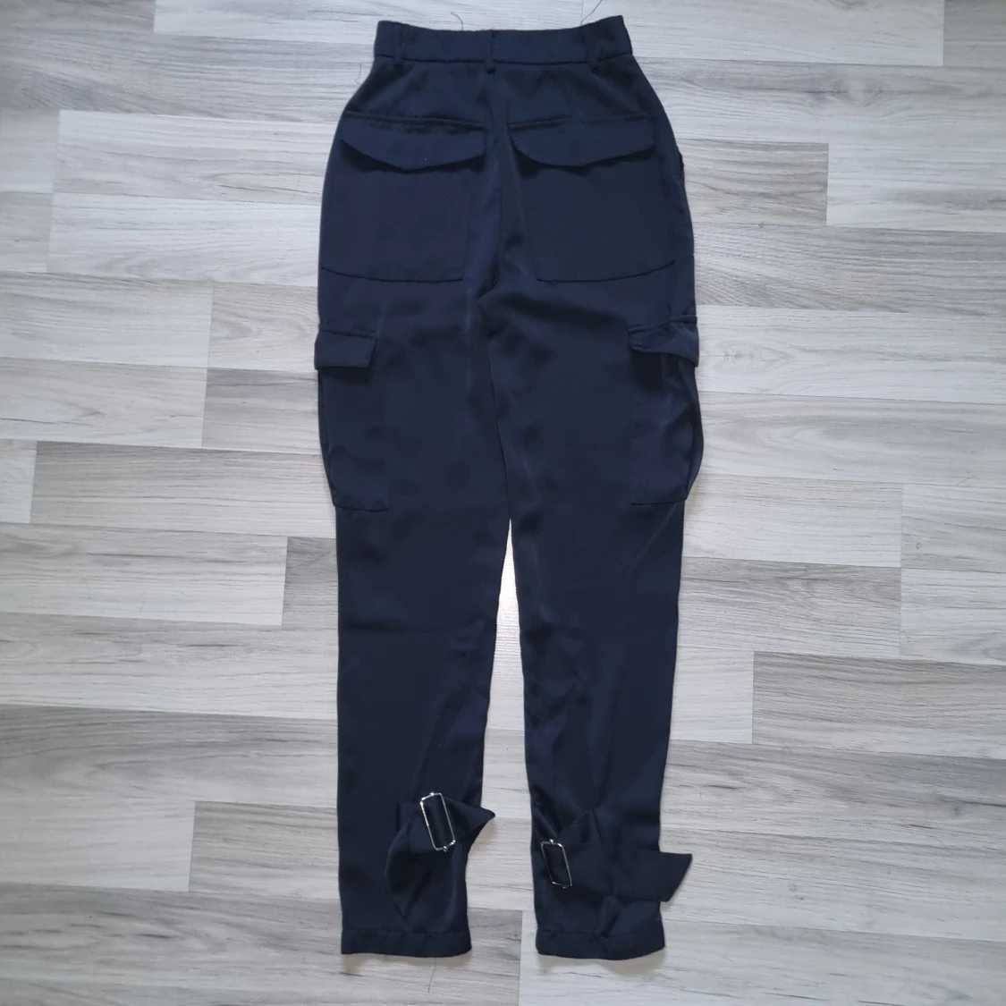 Svarta cargopants från BikBok, strl 34 - 1