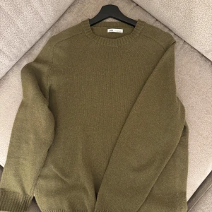 Stickat ulltröja från Zara - En jättefin mörkgrön 40% ull tröja från Zara. Perfekt till hösten! 