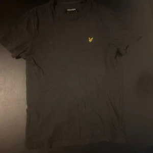 Mörkgrå t-shirt från Lyle & Scott XS - Säljer en mörkgrå t-shirt från Lyle & Scott i storlek XS. 