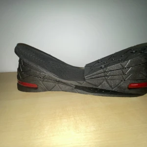 Höjdökning- innersula - Den är oanvänd och det går att justera både höjd och anpassa till skostorlek. Prutning vid snabbköp