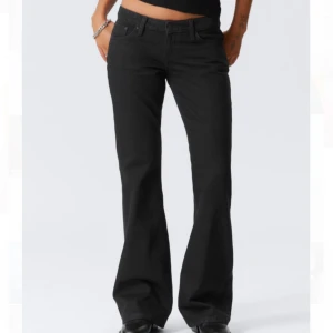Svarta bootcut jeans från weekday  - Supersnygga svarta bootcut jeans i modellen Nova från Weekday. Storlek 25/30. Säljer då de är lite förstora för mig men har tagit bort lappen så kan tyvärr inte skicka tillbaka. Endast använda 2 gånger! Nypris 590!💕