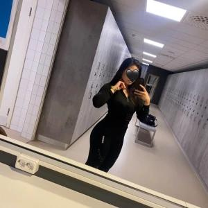Gymshark Energy Seamless tights i strl S - Gymshark tights i strl. S i bra skick. Säljes pga att de ej kmr till användning längre, då jag redan har så mycket träningskläder. Köpta för $55 och säljes för 70 kr exkl. frakt. Kan fraktas eller mötas upp i Göteborg. Finns på fler sidor!