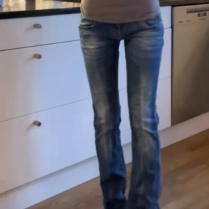 lågmidjade ljusblå jeans - jeans från cross jeans i storlek w28 l34. använd ”köp nu”. 29/9-2025