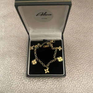 Guldpläterad armband - Rostfrittstål hög kvalitet , boxen ingår ej🌸