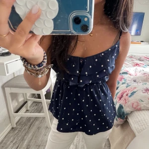 prickig volang topp - Supersöt prickig mörkblå volang topp från Tally Weijl och volangdetalj fram.🌸💙