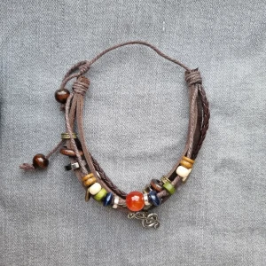 Boho armband med noter och pärlor - Snyggt boho-inspirerat armband med justerbar knytning.