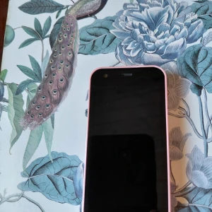 Mini mobiltelefon M106S24PRO - Snygg rosa mini smartphone med trippelkamera, levereras med laddkabel, manual, SIM-verktyg, skärmskydd och genomskinligt skal. Enheten är I  nyskick . Perfekt för dig som vill ha en kompakt och modern mobil med tillbehör.