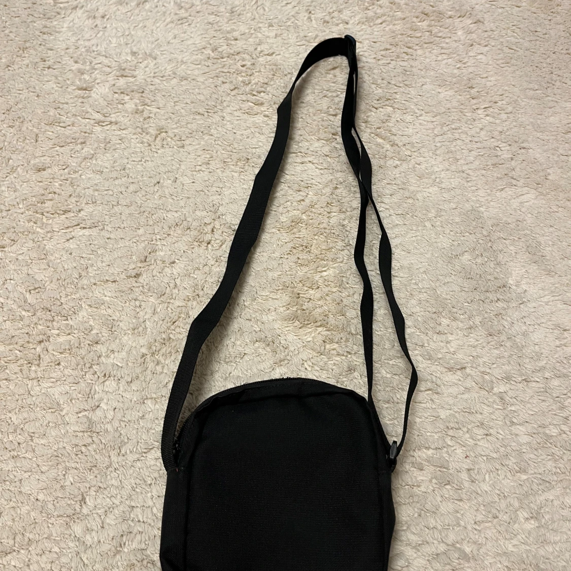 Svart axelväska från Puma med guldlogo - 2