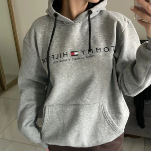 Grå hoodie från Tommy Hilfiger - Hoodie, Storlek M.