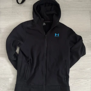 Under armour Zip - Helt felfri och använd Max 4-5 gånger. Är också i mycket bra skick. Nypris 689