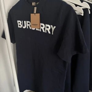 Burberry T-shirt - Oanvänd och är i tjock och bra material. Inga skador och helt felfri. Nypris 600